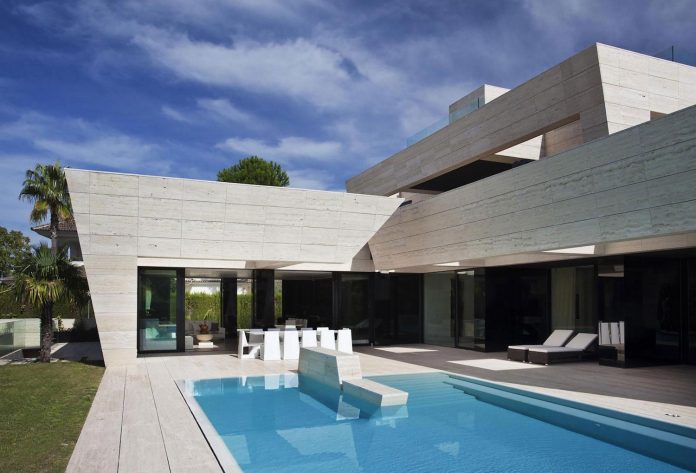 modern-s-v-house-located-seville-spain-cero-04