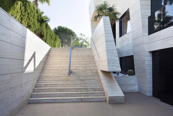 modern-s-v-house-located-seville-spain-cero-11