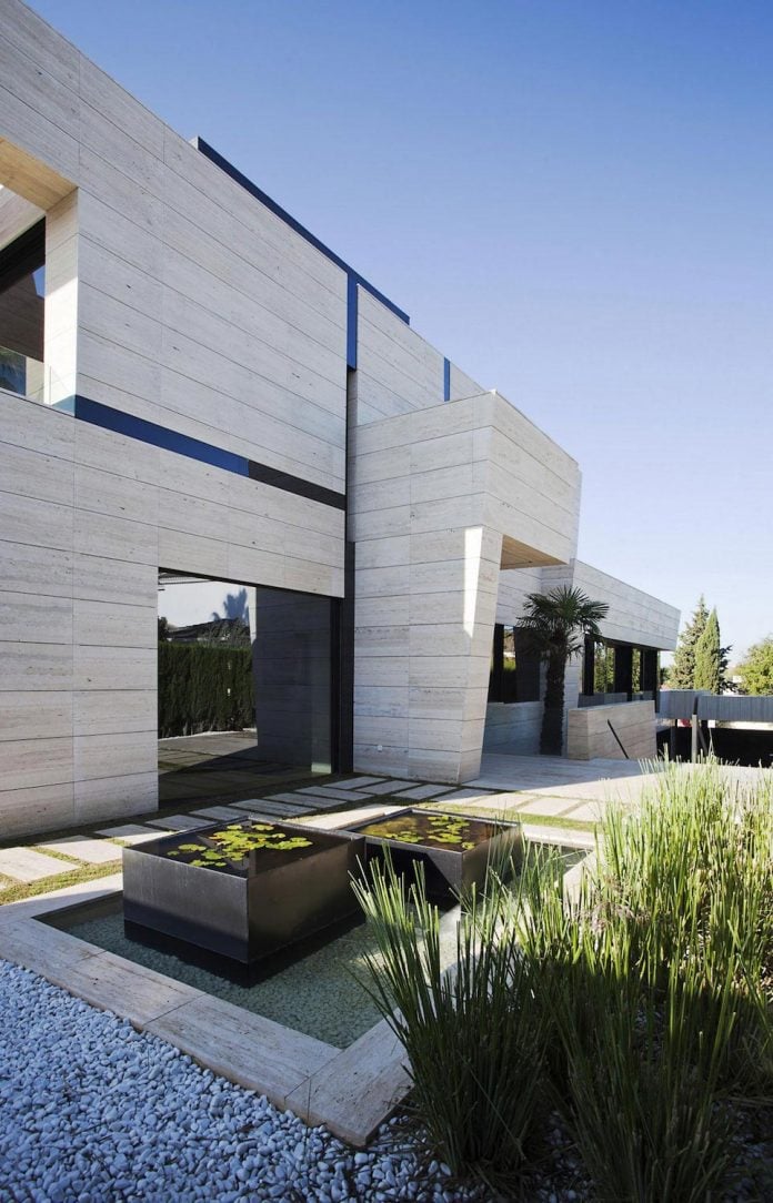 modern-s-v-house-located-seville-spain-cero-13