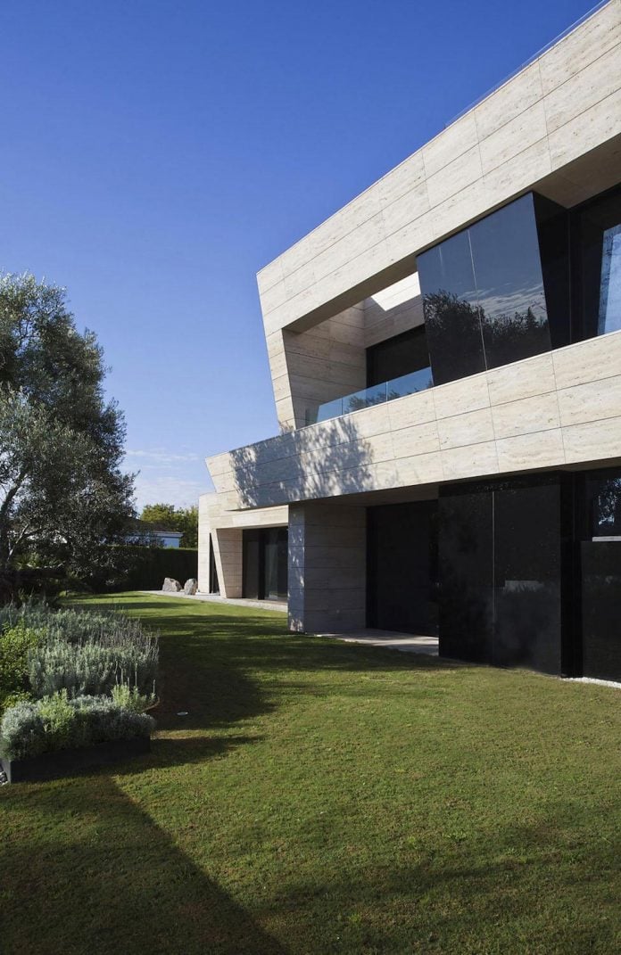 modern-s-v-house-located-seville-spain-cero-17