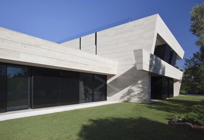 modern-s-v-house-located-seville-spain-cero-18