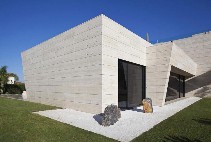 modern-s-v-house-located-seville-spain-cero-19