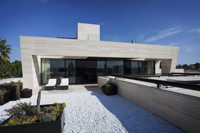 modern-s-v-house-located-seville-spain-cero-23