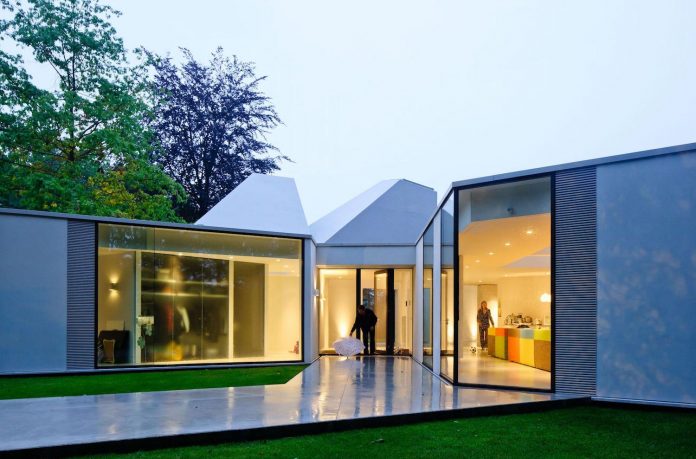 old-bungalow-transformed-mecanoo-modern-villa-4-0-hilversum-netherlands-19