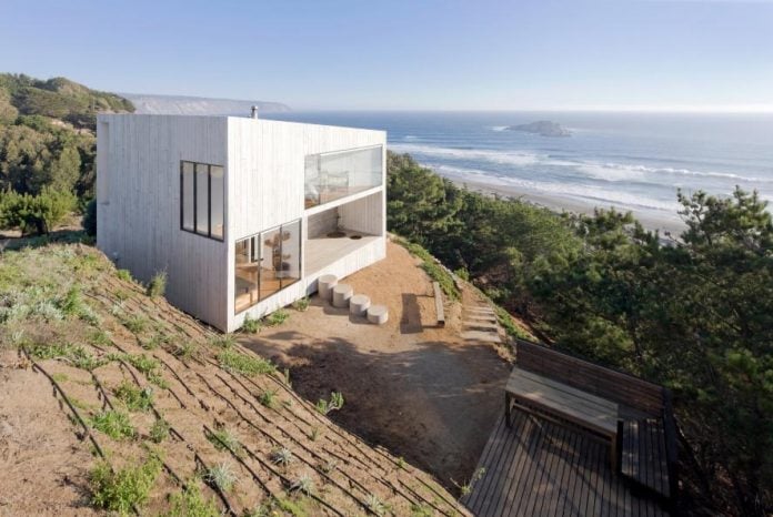 panorama-wmr-designed-d-house-two-storey-house-situated-top-cliff-panoramic-sea-views-01