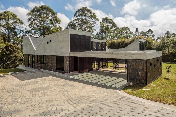 plan-b-arquitectos-design-vg-house-system-parallel-concrete-walls-define-four-volumes-connected-transversally-04