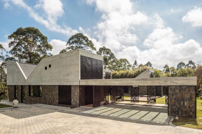 plan-b-arquitectos-design-vg-house-system-parallel-concrete-walls-define-four-volumes-connected-transversally-05