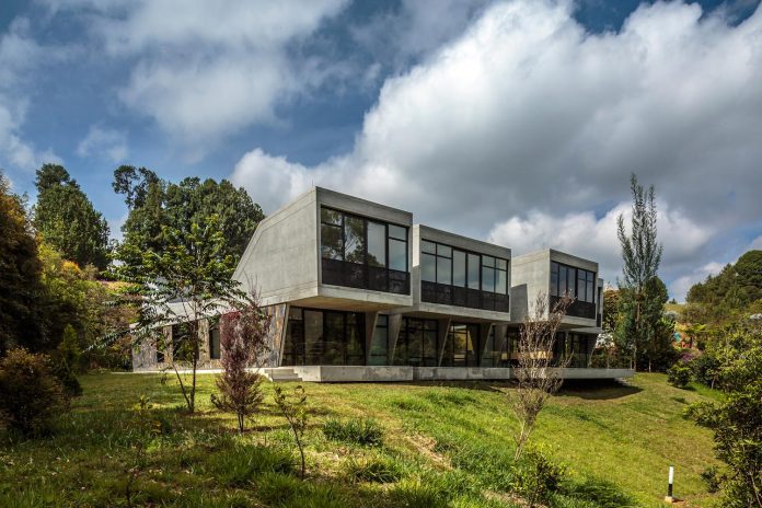 plan-b-arquitectos-design-vg-house-system-parallel-concrete-walls-define-four-volumes-connected-transversally-07