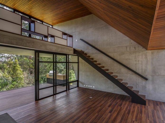 plan-b-arquitectos-design-vg-house-system-parallel-concrete-walls-define-four-volumes-connected-transversally-10