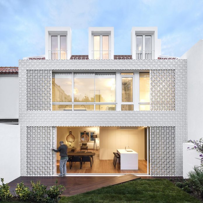 restelo-house-rear-made-series-windows-shutters-resembling-pattern-traditional-portuguese-tiles-joao-tiago-aguiar-02