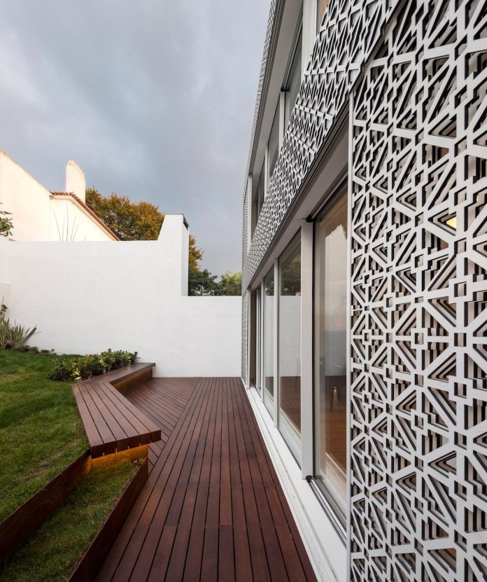 restelo-house-rear-made-series-windows-shutters-resembling-pattern-traditional-portuguese-tiles-joao-tiago-aguiar-06