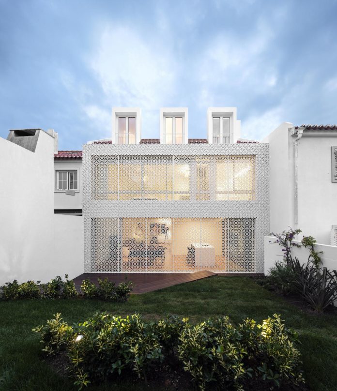 restelo-house-rear-made-series-windows-shutters-resembling-pattern-traditional-portuguese-tiles-joao-tiago-aguiar-19