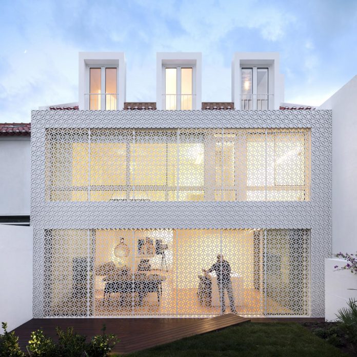 restelo-house-rear-made-series-windows-shutters-resembling-pattern-traditional-portuguese-tiles-joao-tiago-aguiar-20
