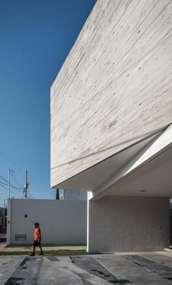 trojes-h-shaped-house-located-aguascalientes-mexico-designed-arkylab-05