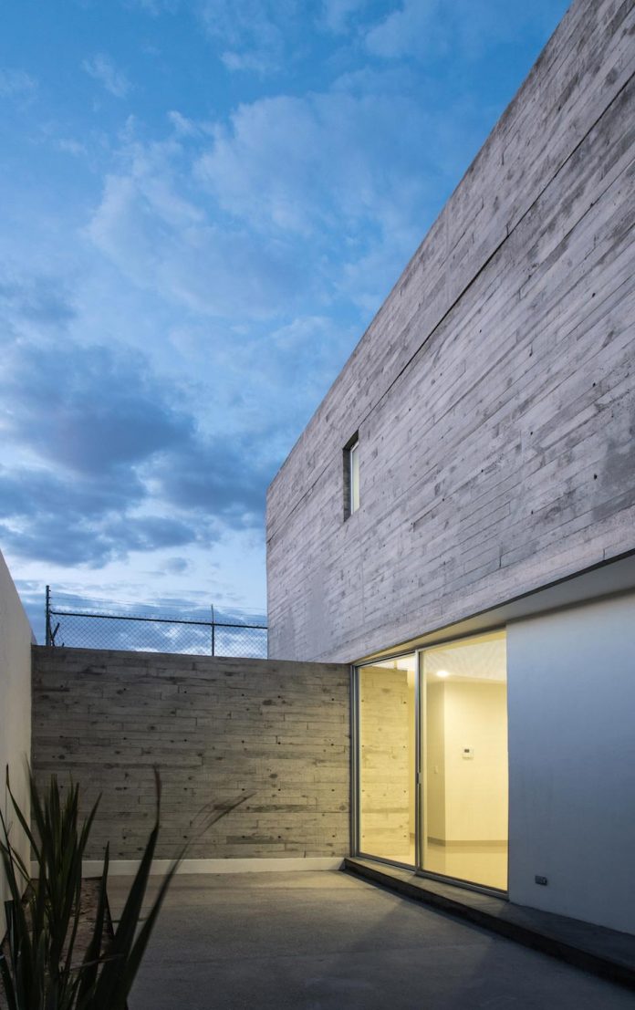 trojes-h-shaped-house-located-aguascalientes-mexico-designed-arkylab-22