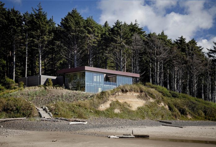 360-house-perched-beach-edge-tree-line-bora-architects-02