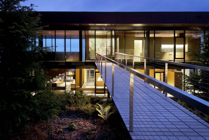 360-house-perched-beach-edge-tree-line-bora-architects-06