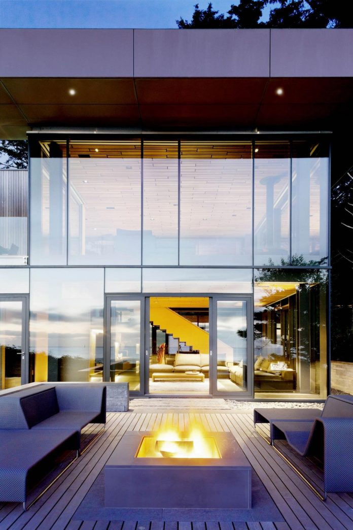 360-house-perched-beach-edge-tree-line-bora-architects-09