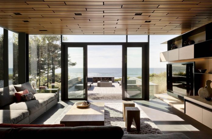 360-house-perched-beach-edge-tree-line-bora-architects-17