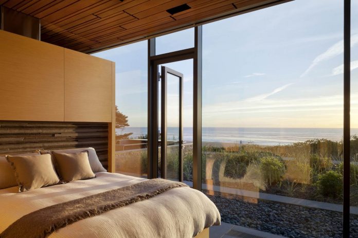 360-house-perched-beach-edge-tree-line-bora-architects-19