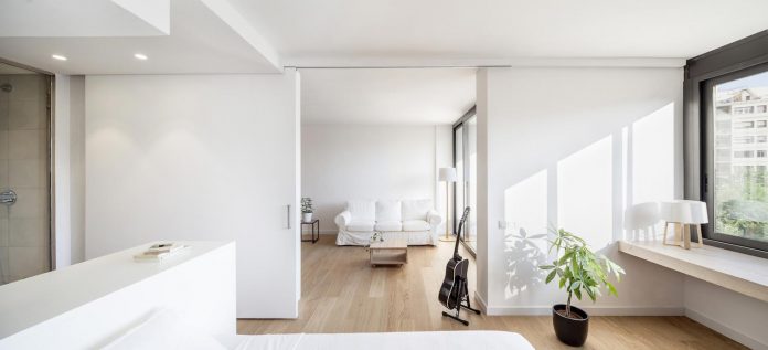 apartment-renovation-barcelona-sixties-residential-building-designed-famous-architect-francesc-mitjans-01