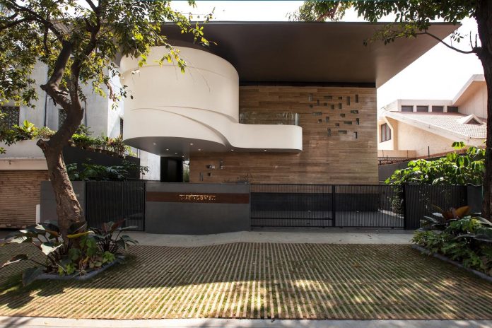 b-one-h-shaped-plan-contemporary-villa-cadence-architects-01