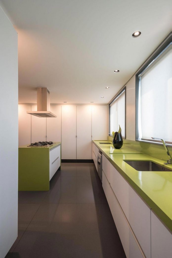 colourful-apartment-belo-horizonte-art-collector-lover-strong-colours-designed-2arquitetos-14