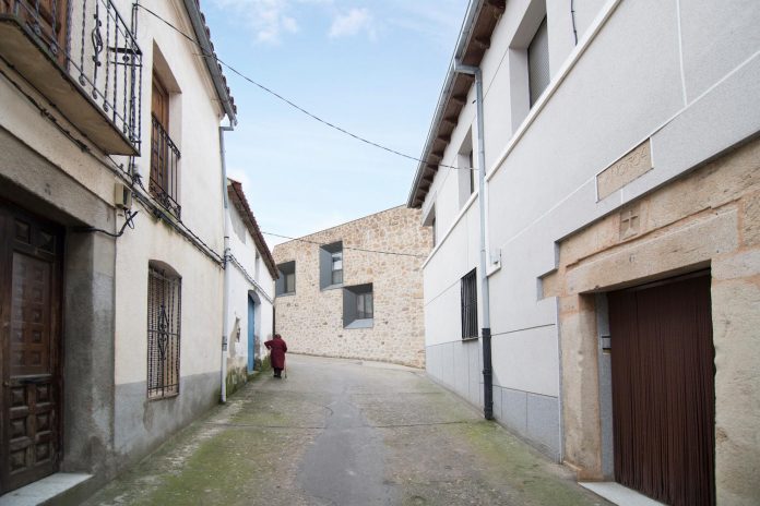 comprehensive-rebuild-peraleda-house-losada-garcia-located-small-historic-town-caceres-spain-02