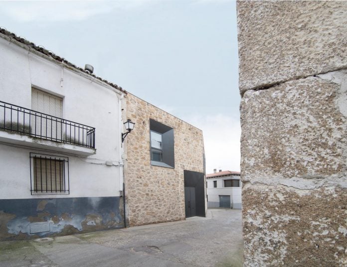 comprehensive-rebuild-peraleda-house-losada-garcia-located-small-historic-town-caceres-spain-04