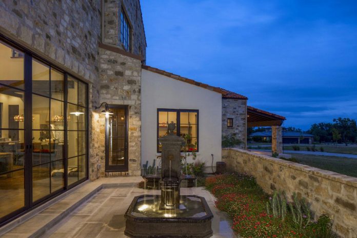 contemporary-italian-farmhouse-texas-rustic-style-steel-elements-designed-vanguard-studio-inc-11