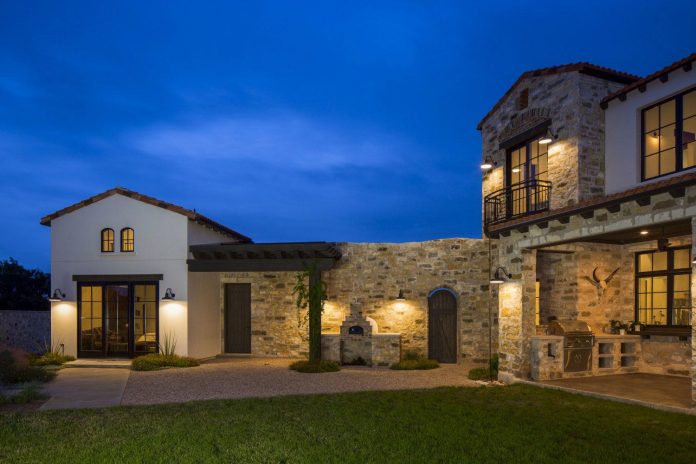 contemporary-italian-farmhouse-texas-rustic-style-steel-elements-designed-vanguard-studio-inc-12