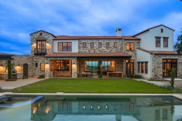 contemporary-italian-farmhouse-texas-rustic-style-steel-elements-designed-vanguard-studio-inc-15