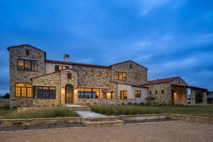 contemporary-italian-farmhouse-texas-rustic-style-steel-elements-designed-vanguard-studio-inc-19