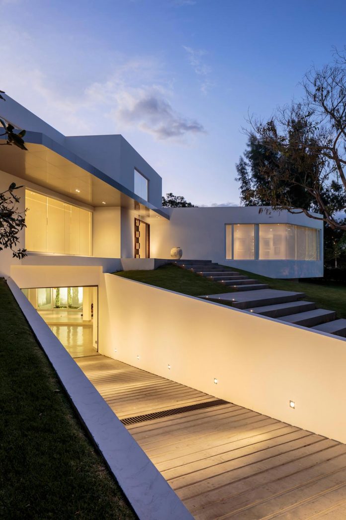 cumbaya-ultramodern-white-house-diego-guayasamin-arquitectos-01