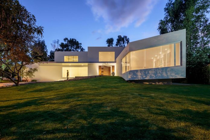 cumbaya-ultramodern-white-house-diego-guayasamin-arquitectos-02