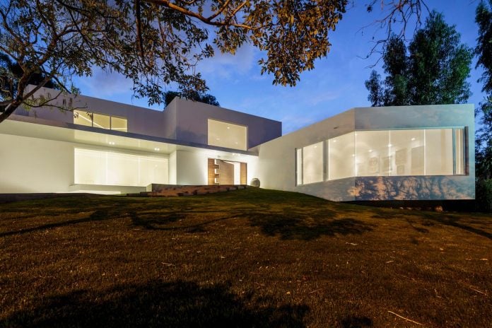 cumbaya-ultramodern-white-house-diego-guayasamin-arquitectos-03