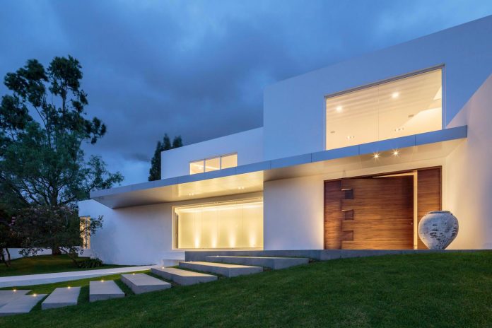 cumbaya-ultramodern-white-house-diego-guayasamin-arquitectos-04