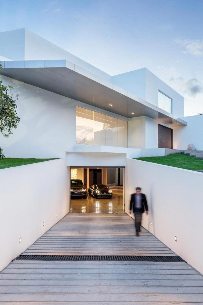cumbaya-ultramodern-white-house-diego-guayasamin-arquitectos-06
