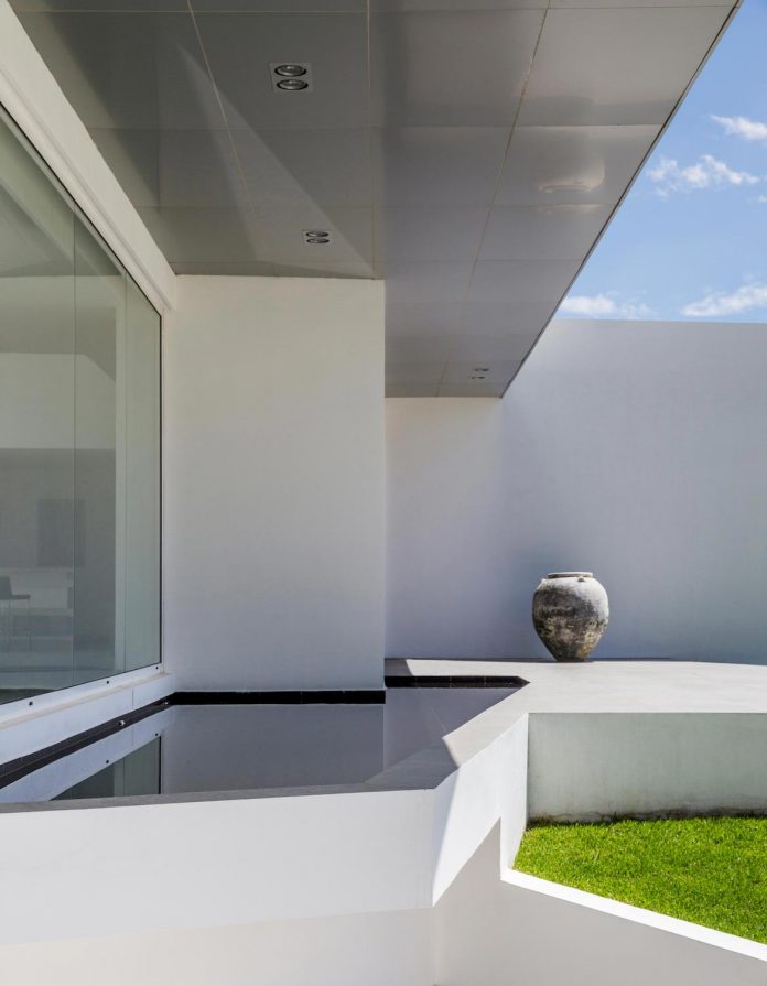 cumbaya-ultramodern-white-house-diego-guayasamin-arquitectos-07