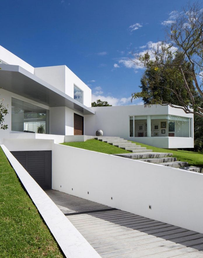 cumbaya-ultramodern-white-house-diego-guayasamin-arquitectos-08
