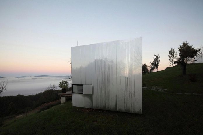 delugan-meissl-associated-architects-design-casa-invisibile-flexible-prefabricated-wood-structure-home-04