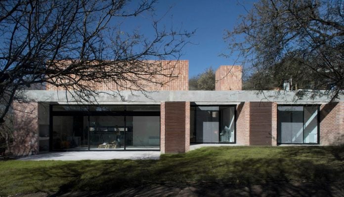 estudio-blt-design-gpl-brick-house-surrounded-typical-trees-sierras-mendiolaza-argentina-01