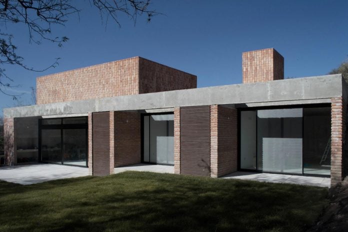 estudio-blt-design-gpl-brick-house-surrounded-typical-trees-sierras-mendiolaza-argentina-02