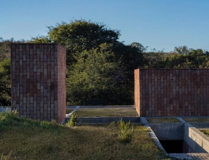 estudio-blt-design-gpl-brick-house-surrounded-typical-trees-sierras-mendiolaza-argentina-04