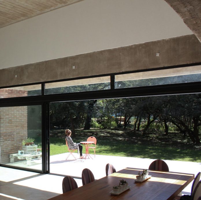 estudio-blt-design-gpl-brick-house-surrounded-typical-trees-sierras-mendiolaza-argentina-05