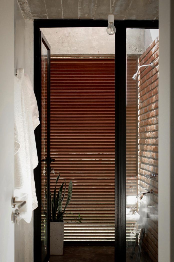 estudio-blt-design-gpl-brick-house-surrounded-typical-trees-sierras-mendiolaza-argentina-07