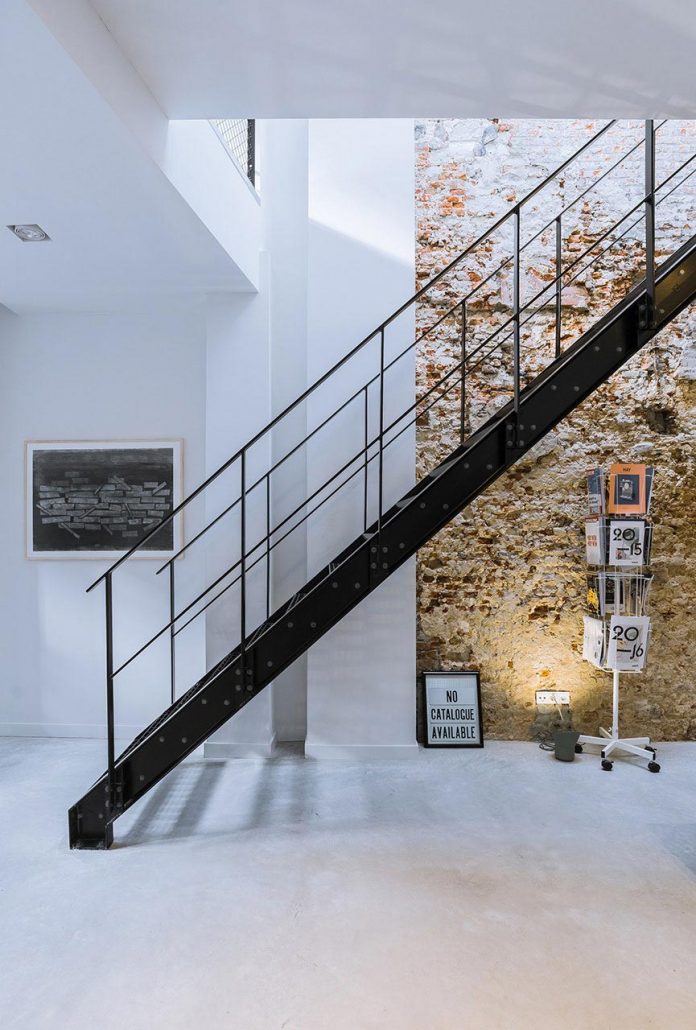 former-office-workshop-completely-renovated-converted-contemporary-loft-05