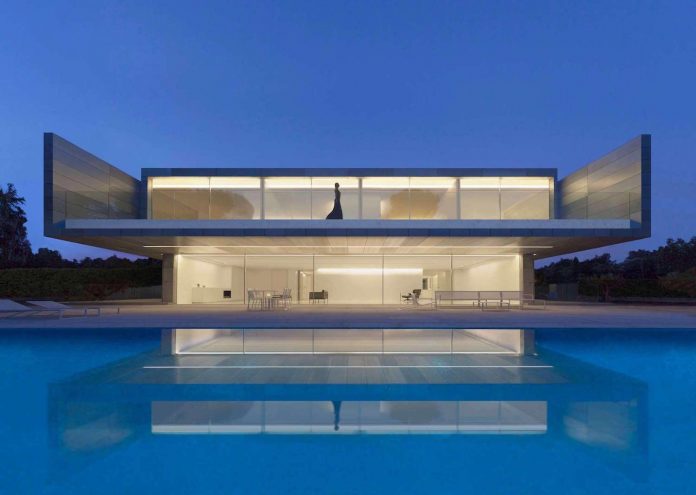 fran-silvestre-arquitectos-design-modern-two-storey-aluminium-residence-located-madrid-01