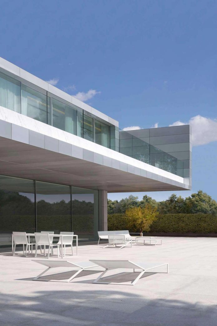 fran-silvestre-arquitectos-design-modern-two-storey-aluminium-residence-located-madrid-03