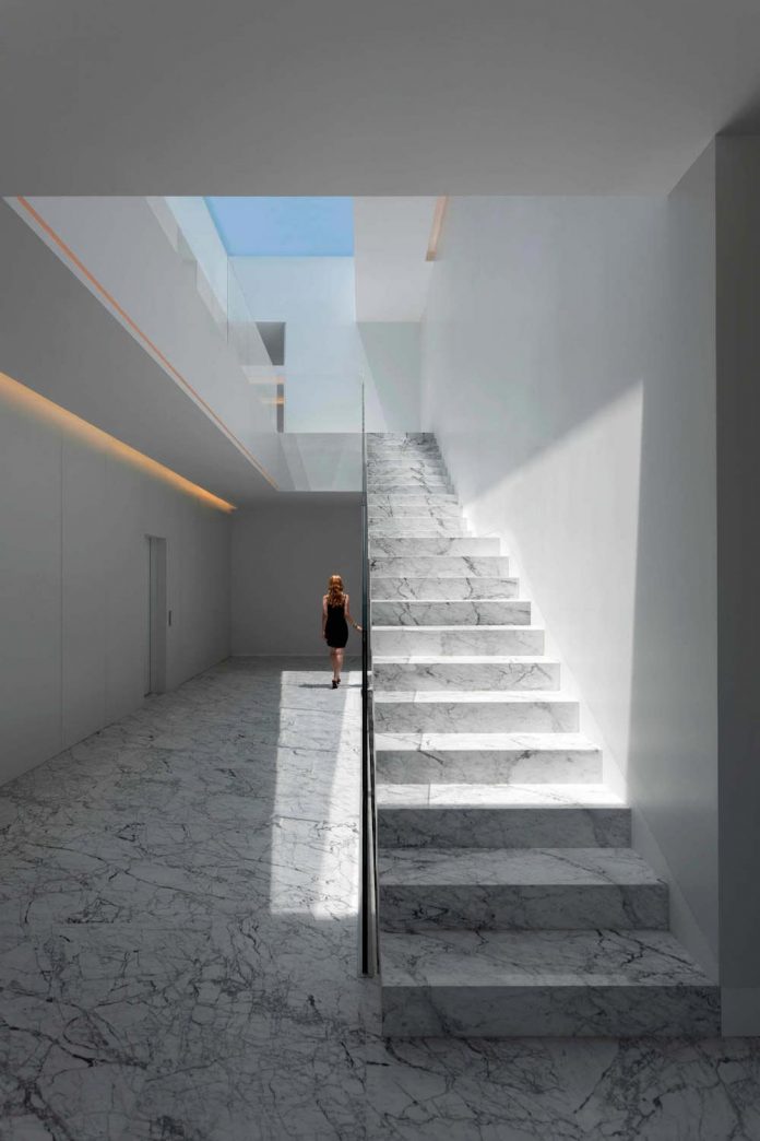 fran-silvestre-arquitectos-design-modern-two-storey-aluminium-residence-located-madrid-04